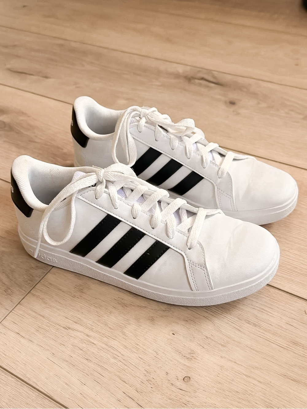 ADIDAS KIDS GRAND COURT 2.0 BLACK AND WHITE SNEAKERS SIZE 5